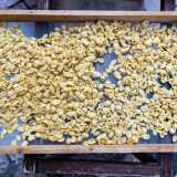 ...il tipico tavolino con una cornice in legno nella quale � incastrato un essiccatore usato per far passare l�aria e asciugare la pasta